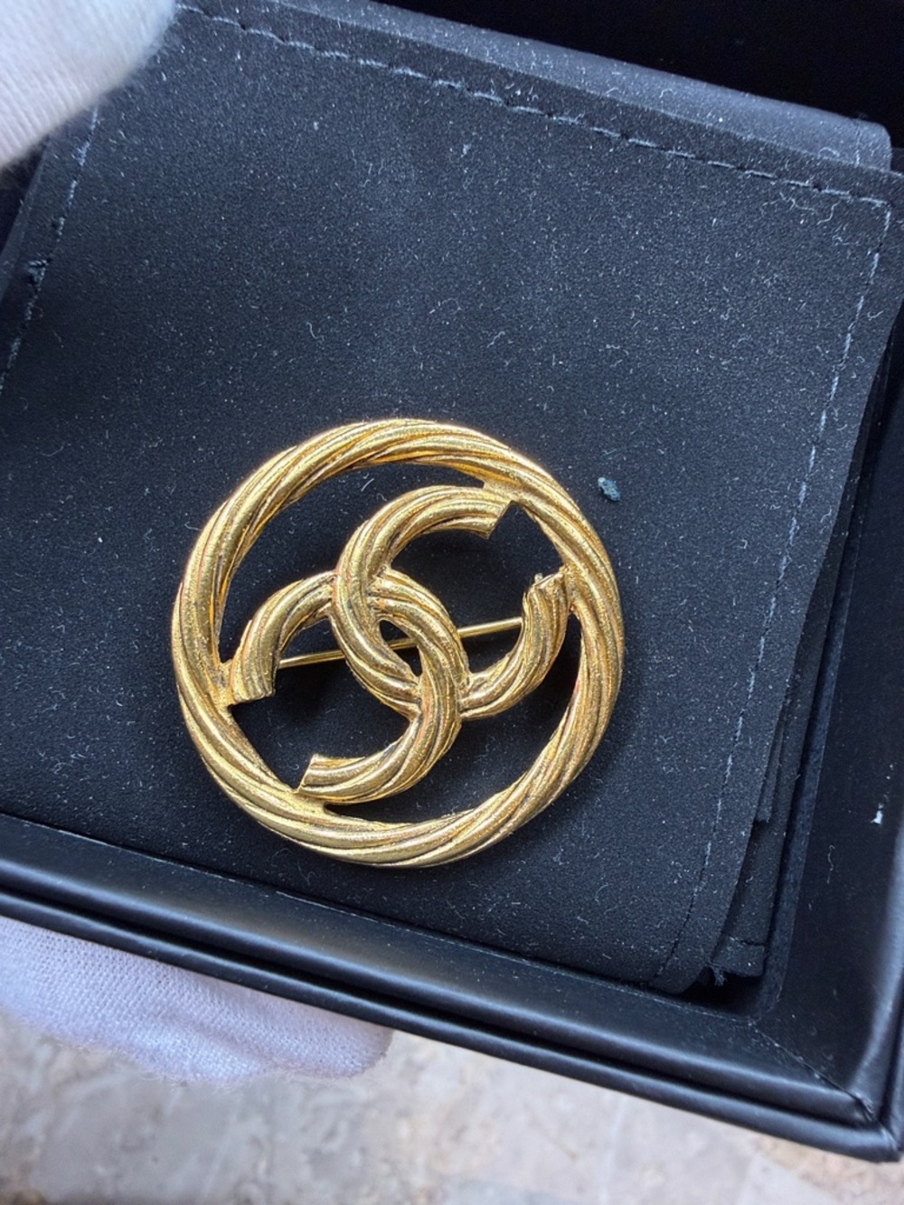 CHANEL Gold-Tone Interlocking CC Round Brooch